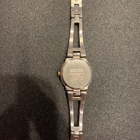 Seiko womens water resistant watch - Picture 3 of 7